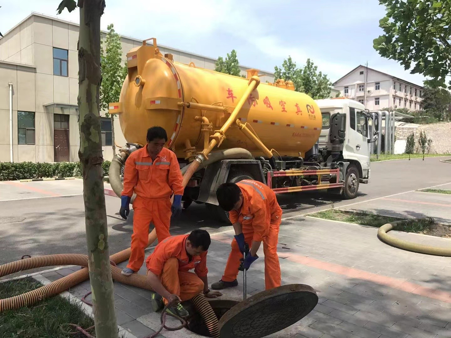 建华管道疏通车停在窨井附近