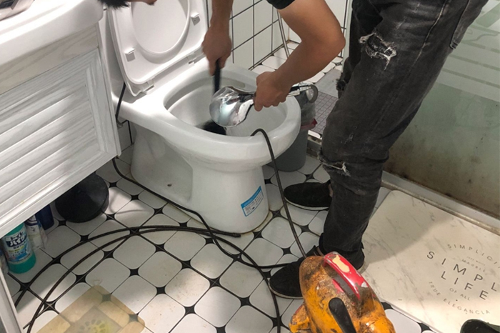 建华马桶堵塞自己疏通还是找师傅?专业上门服务让你省时更省心